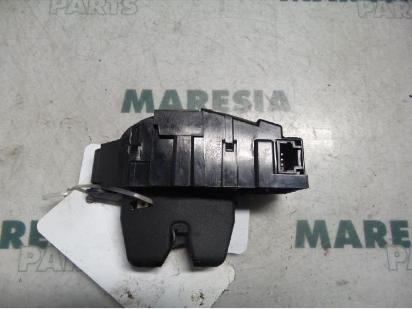 Peugeot - 207 - Tailgate lock mechanism