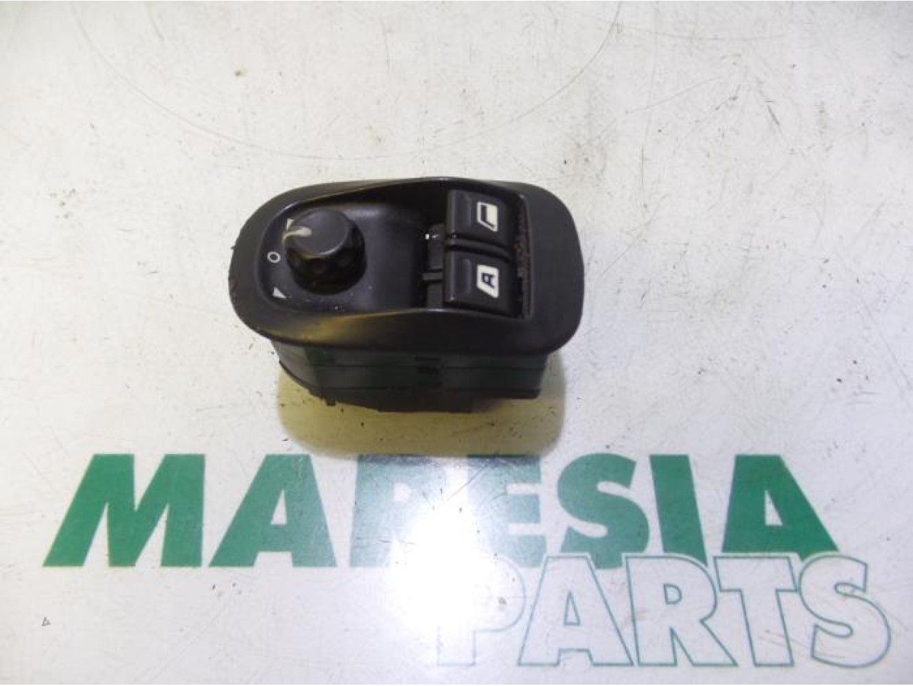 Peugeot - 206 - Multi-functional window switch