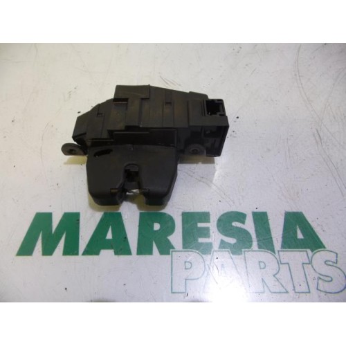 Peugeot - 207 - Tailgate lock mechanism