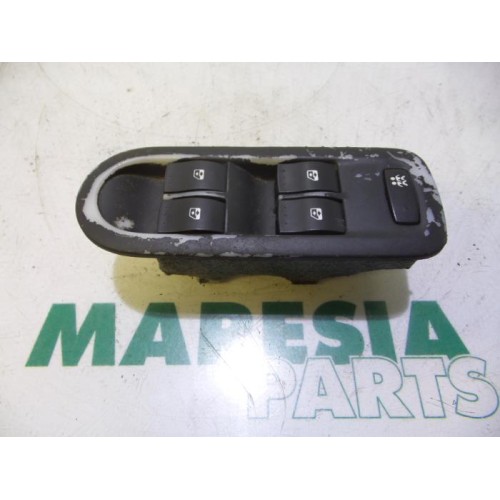 Renault - Megane - Multi-functional window switch