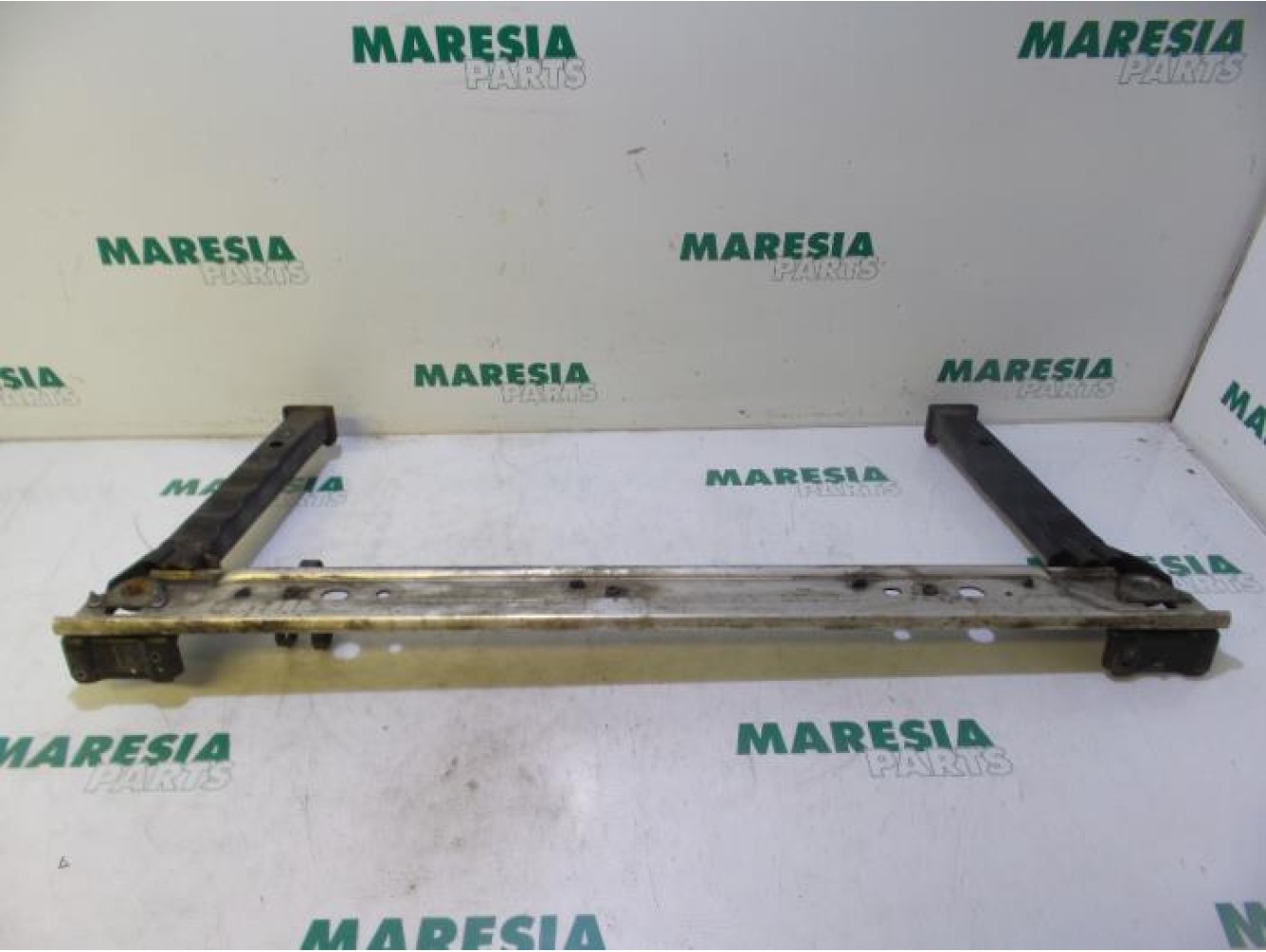 Renault - Megane - Radiator bar