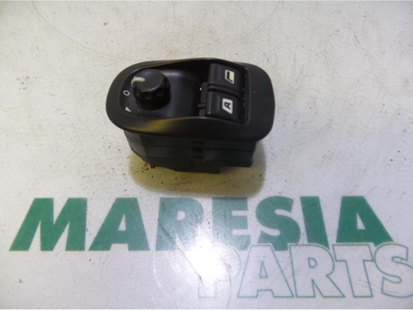Peugeot - 206 - Multi-functional window switch