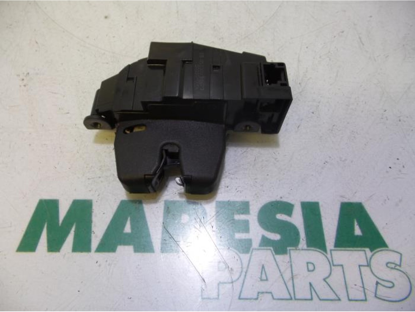 Peugeot - 308 - Tailgate lock mechanism