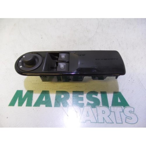 Renault - Clio - Multi-functional window switch