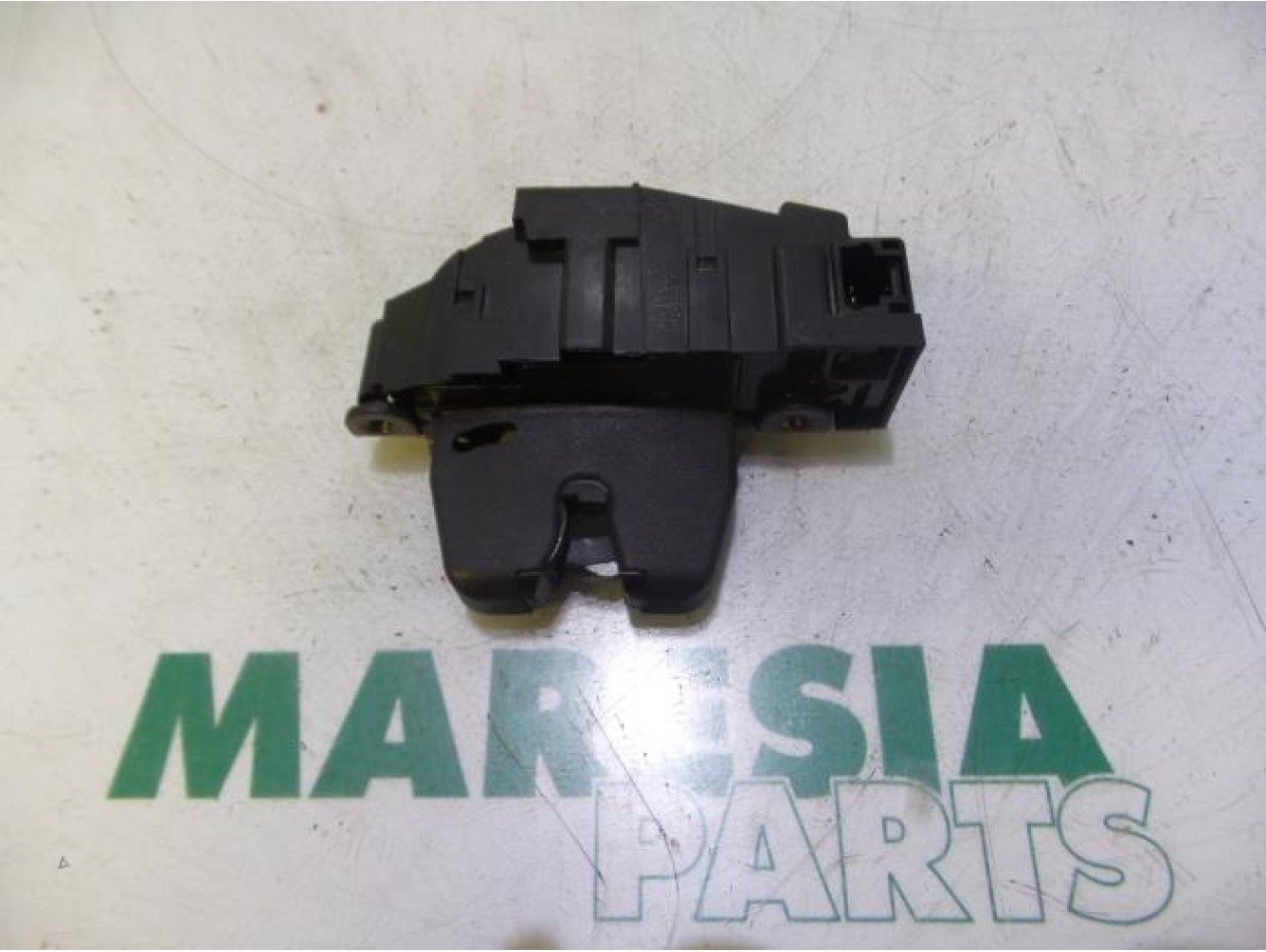 Peugeot - 308 - Tailgate lock mechanism