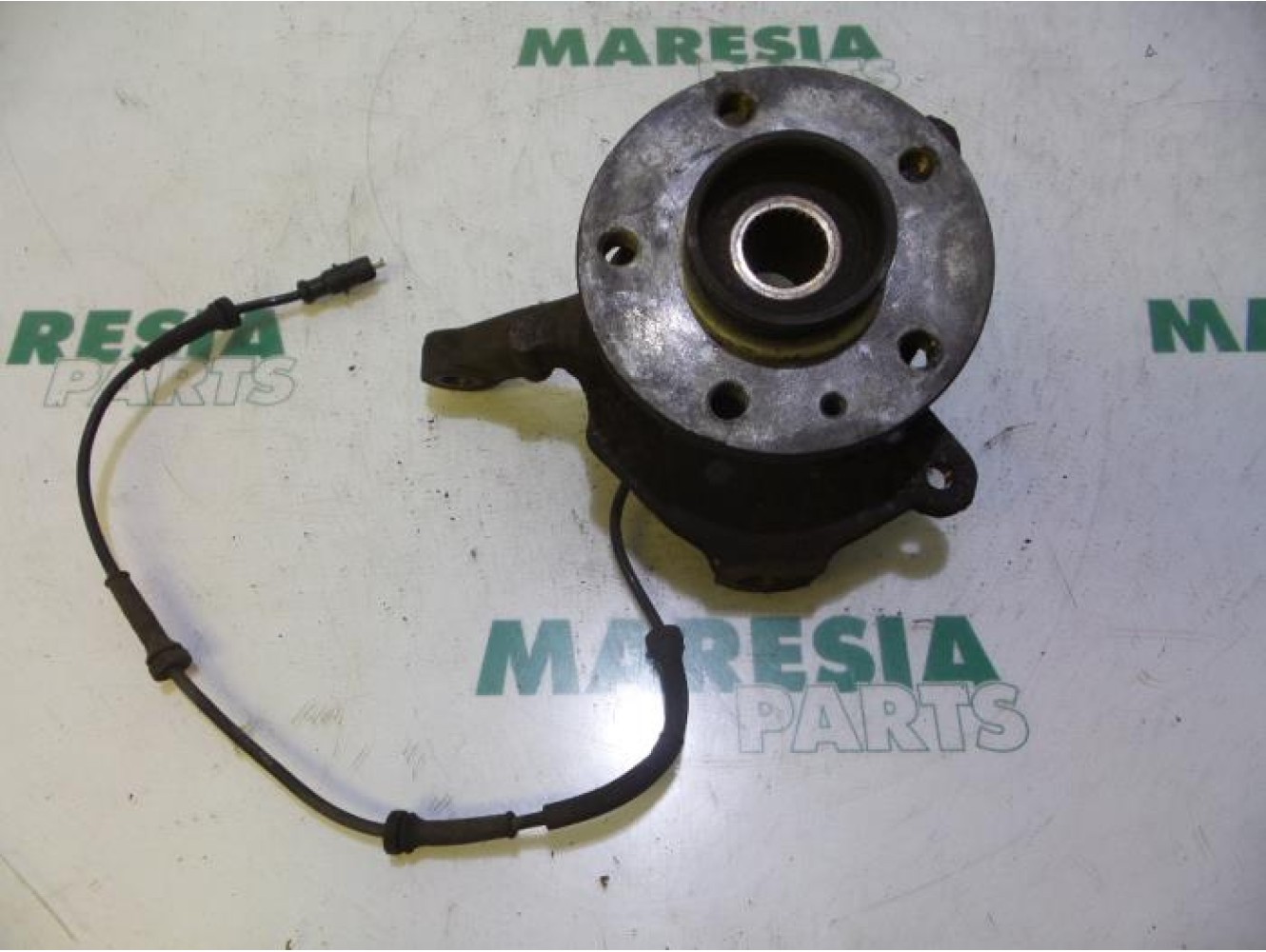 Renault - Trafic - Knuckle, front right