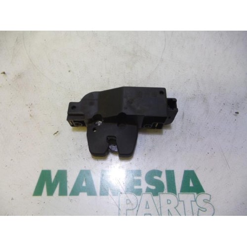 Peugeot - 206 - Tailgate lock mechanism