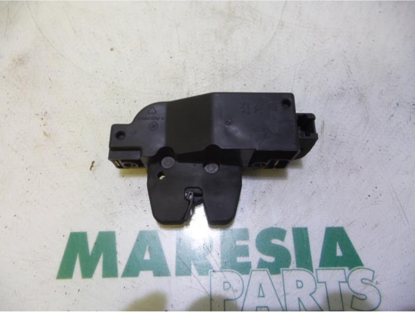 Peugeot - 206 - Tailgate lock mechanism