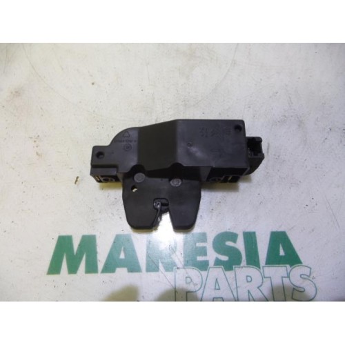 Peugeot - 206 - Tailgate lock mechanism