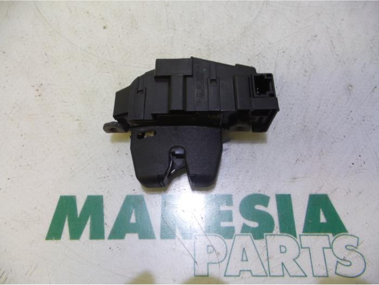 Peugeot - 207 - Tailgate lock mechanism