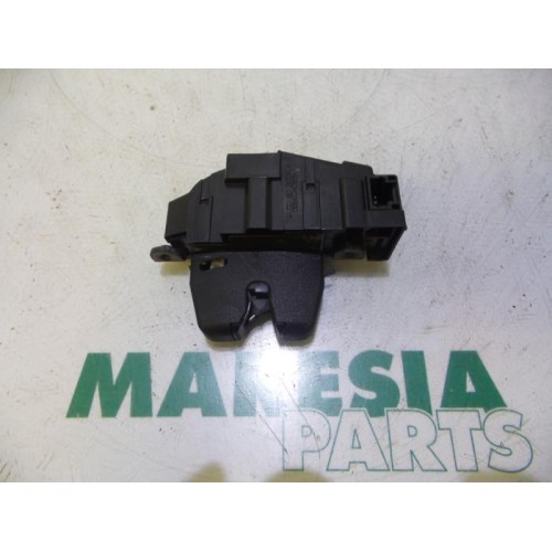 Peugeot - 207 - Tailgate lock mechanism