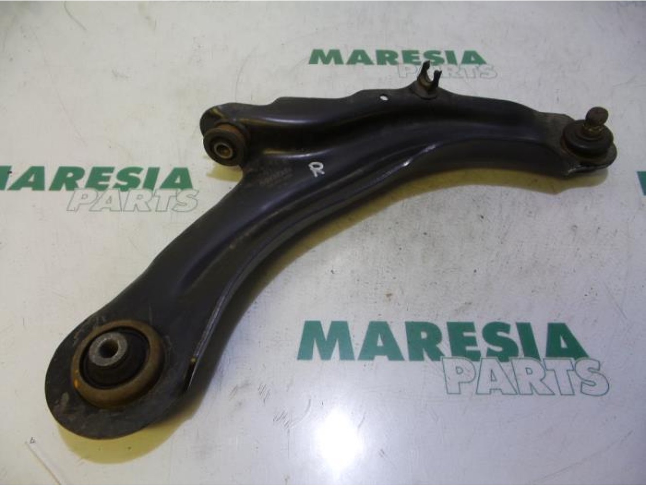 Renault - Megane - Front lower wishbone, right