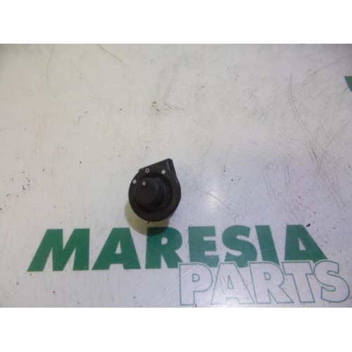 Renault - Clio - Mirror switch