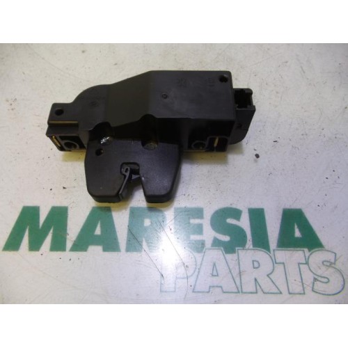 Peugeot - 206 - Tailgate lock mechanism
