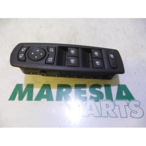 Renault - Megane - Multi-functional window switch
