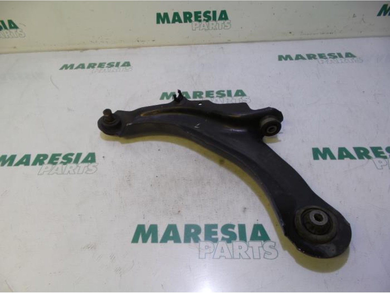 Renault - Megane - Front lower wishbone, left