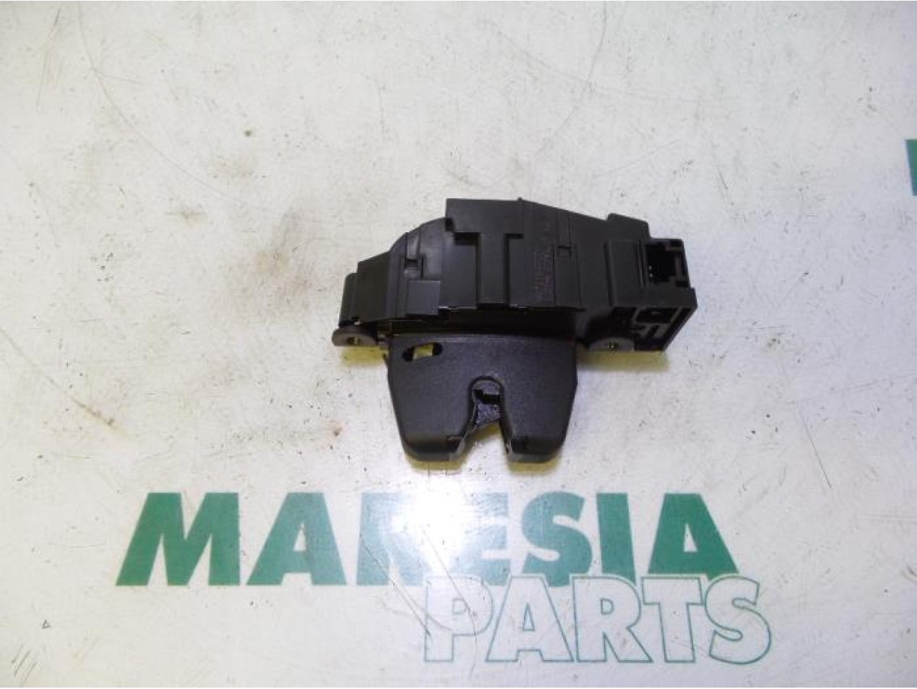Peugeot - 207 - Tailgate lock mechanism