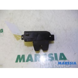Peugeot - 407 - Tailgate lock mechanism