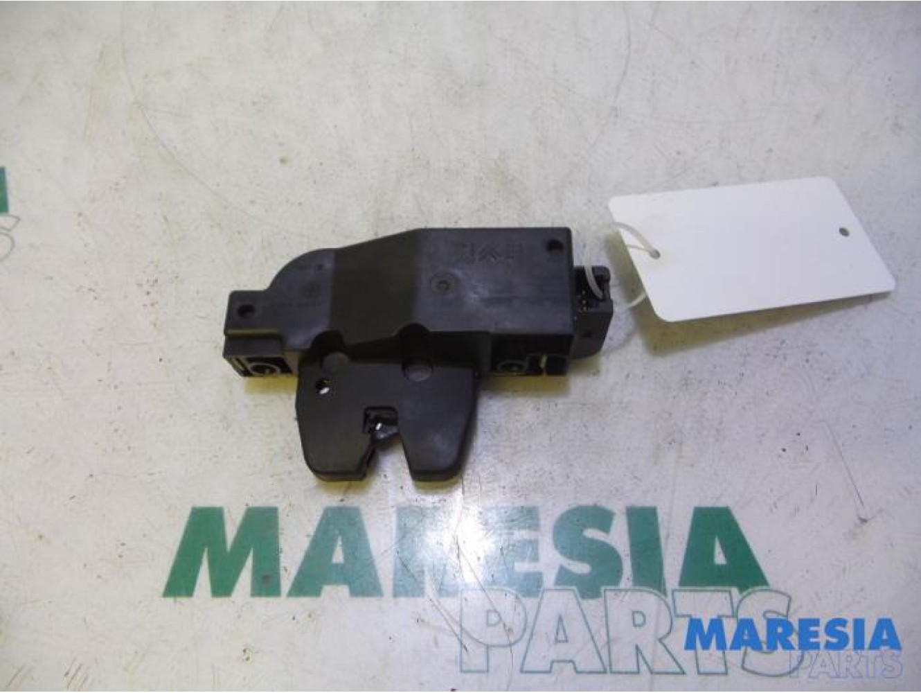 Peugeot - 407 - Tailgate lock mechanism