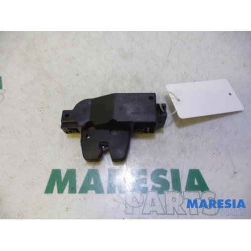 Peugeot - 407 - Tailgate lock mechanism