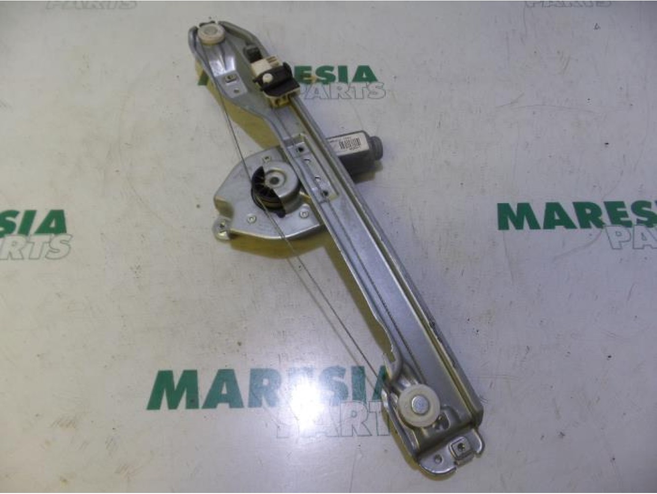 Renault - Clio - Rear door window mechanism 4-door, right