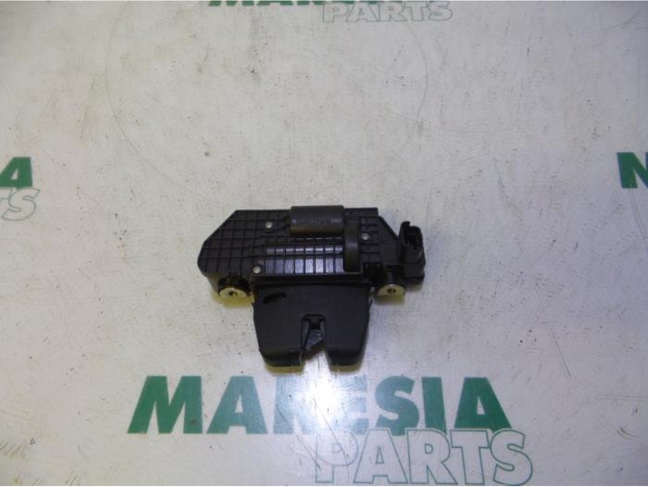 Peugeot - 208 - Tailgate lock mechanism