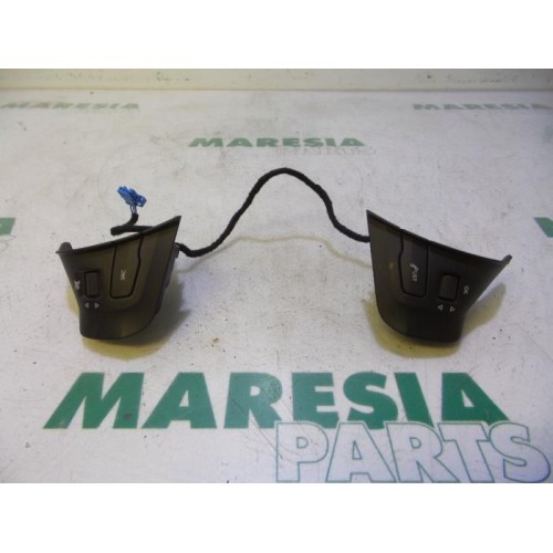 Peugeot - 208 - Steering wheel mounted radio control