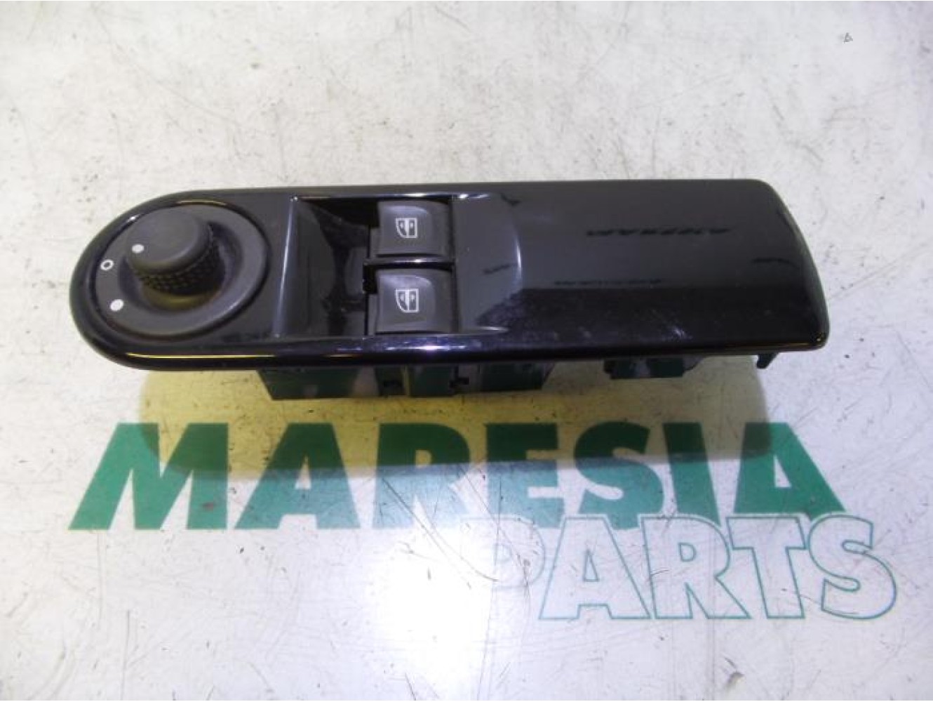 Renault - Clio - Multi-functional window switch