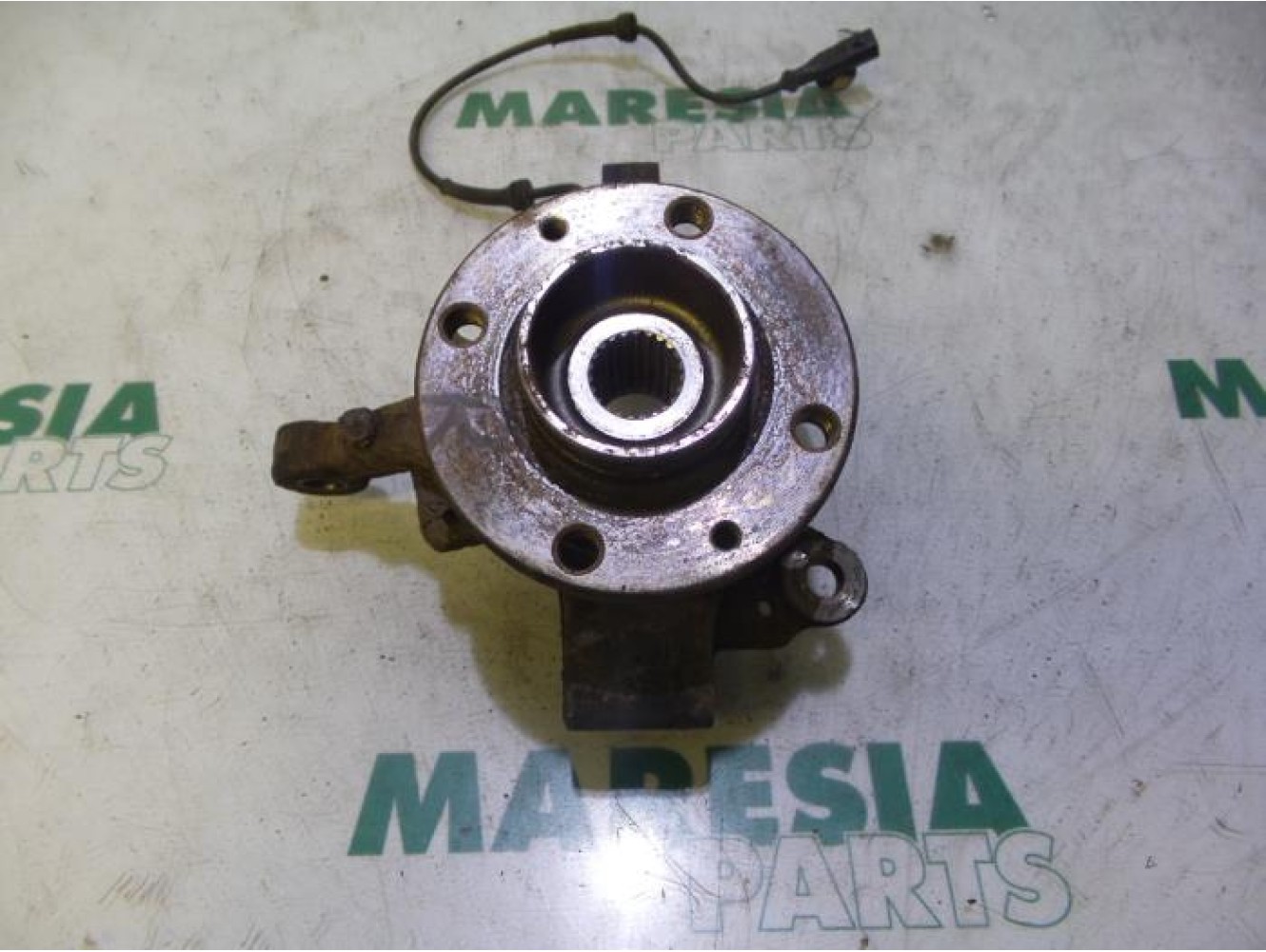 Renault - Clio - Knuckle, front right