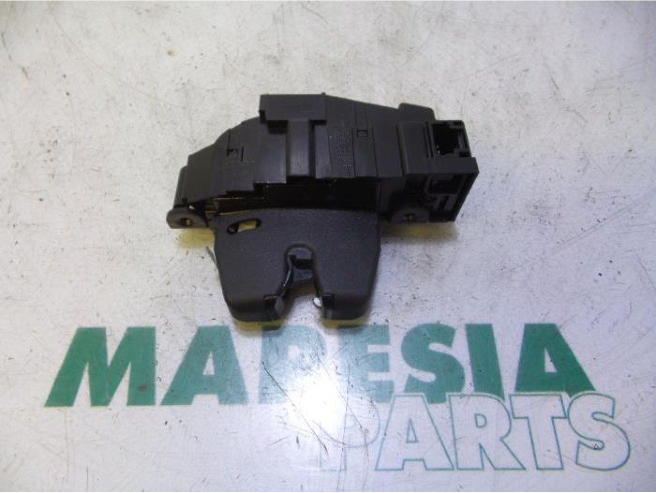Peugeot - 207 - Tailgate lock mechanism