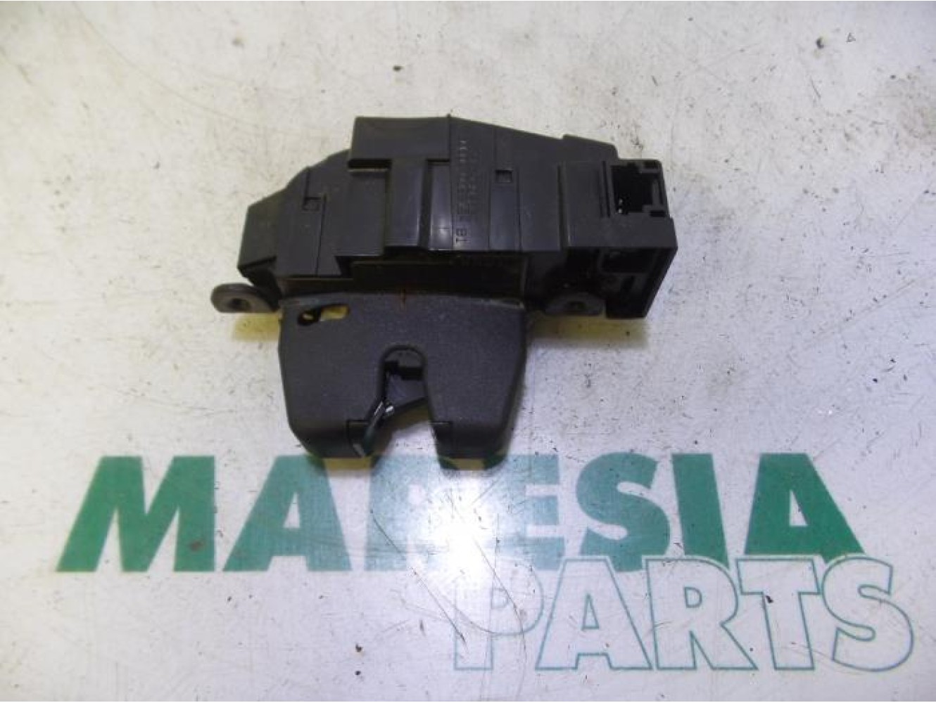 Peugeot - 207 - Tailgate lock mechanism