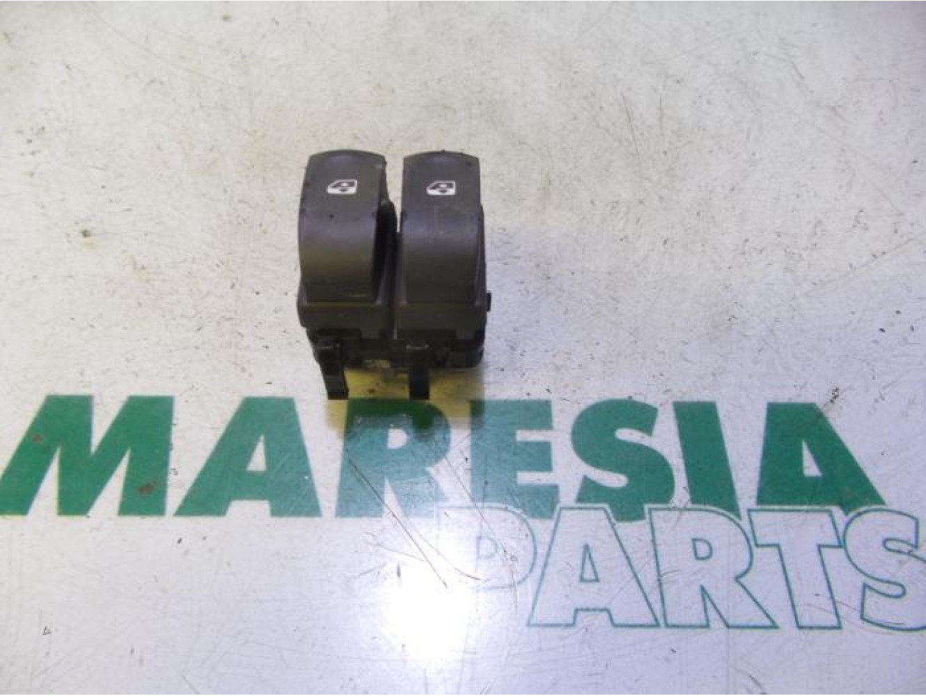 Renault - Twingo - Multi-functional window switch
