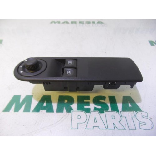 Renault - Clio - Multi-functional window switch