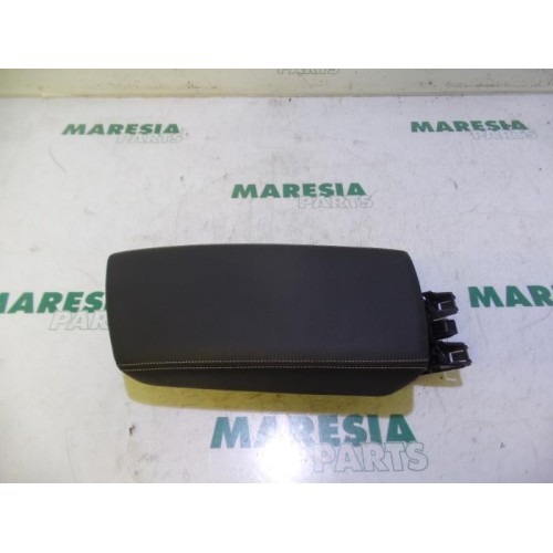 Renault - Megane - Armrest