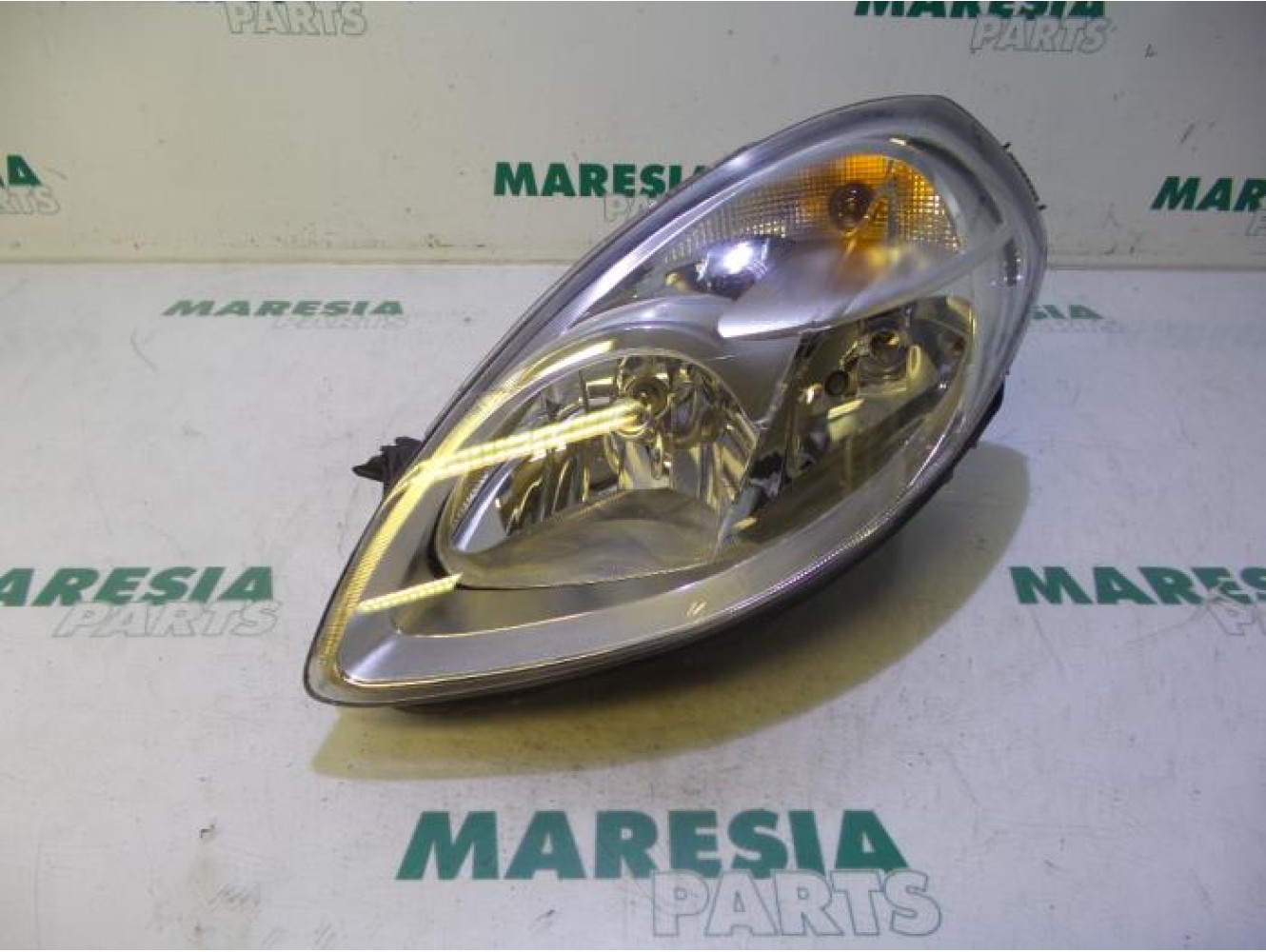 Lancia - Y(Psilon) - Koplamp links