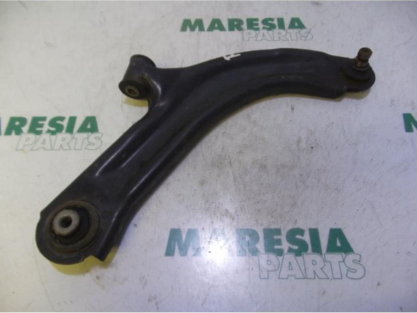Renault - Clio - Front lower wishbone, right