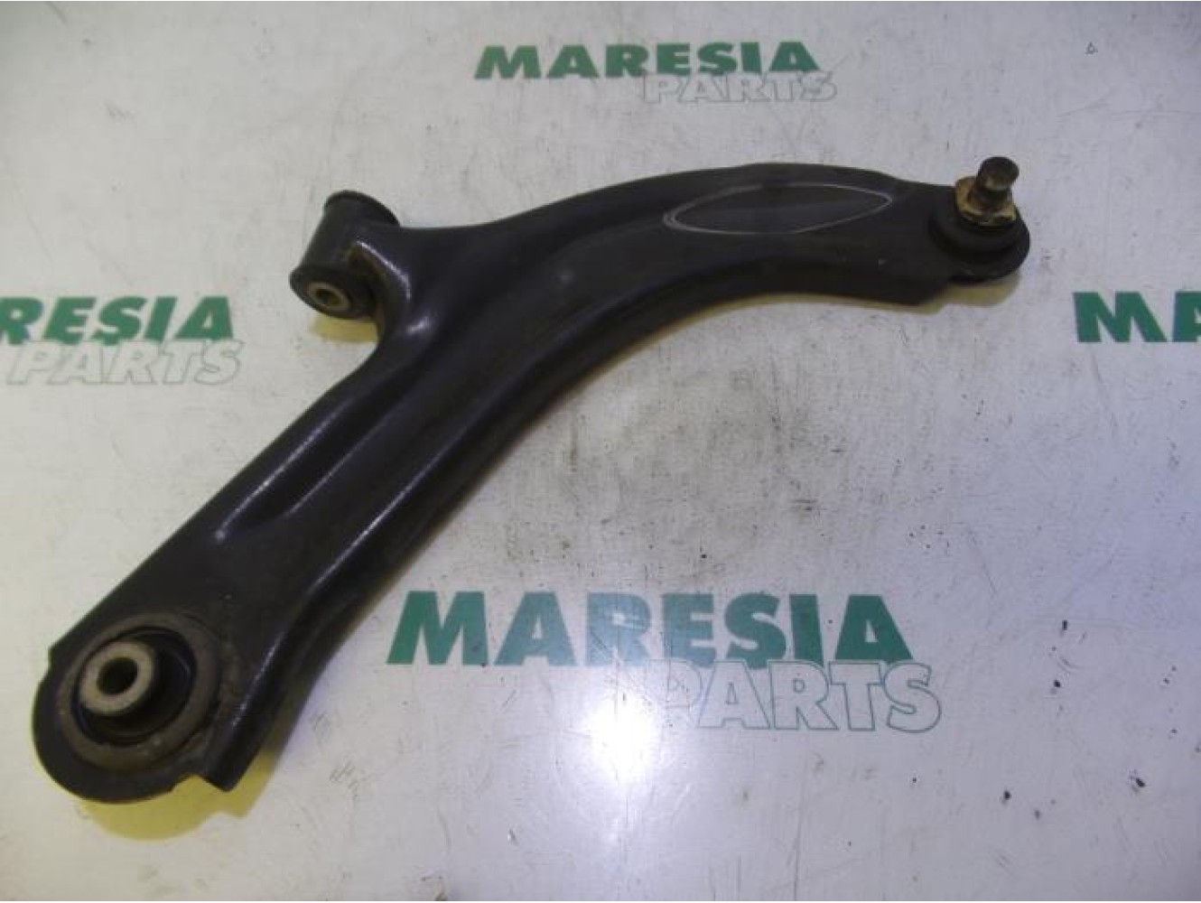 Renault - Clio - Front lower wishbone, right