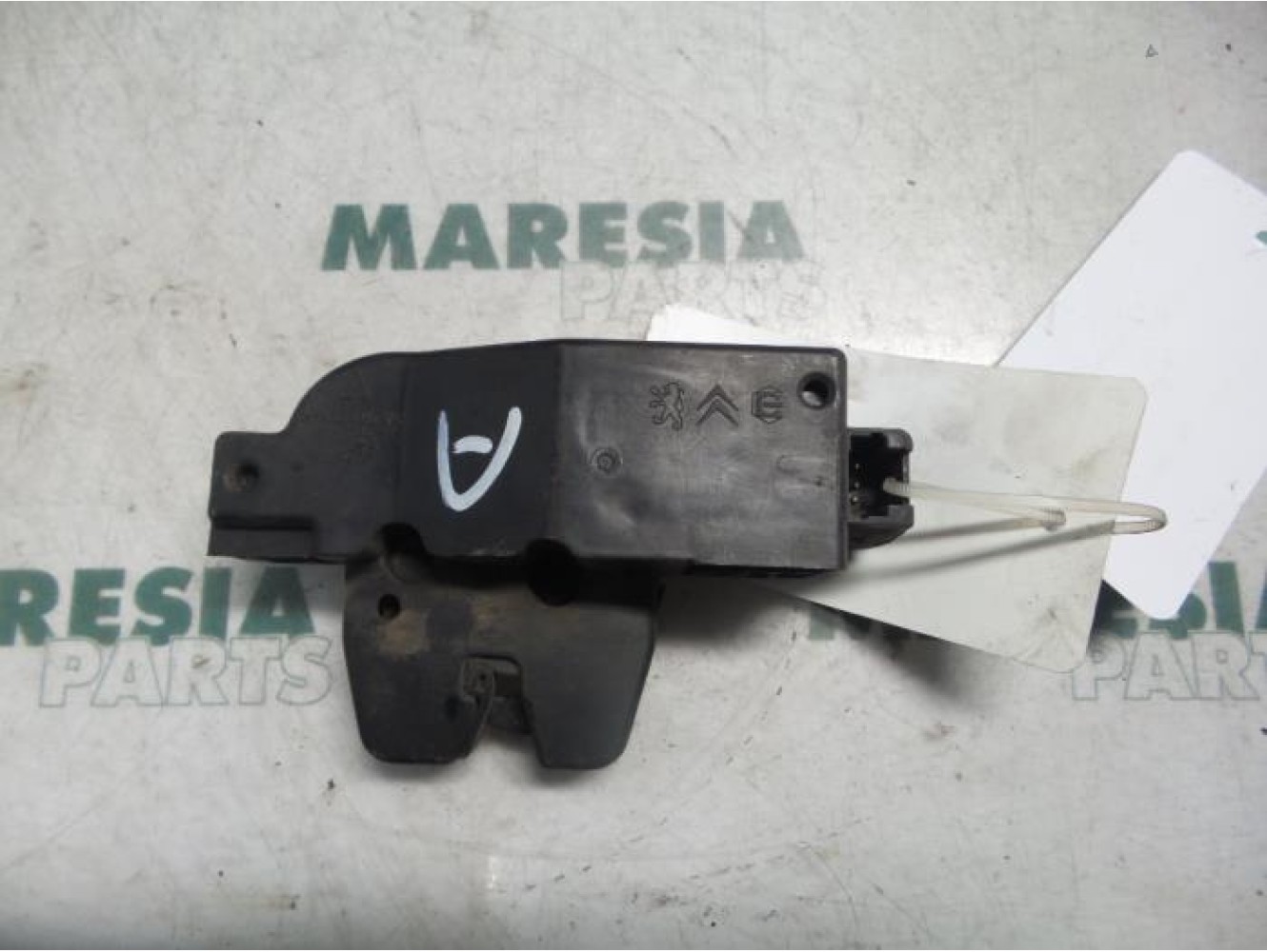 Peugeot - 206 - Tailgate lock mechanism