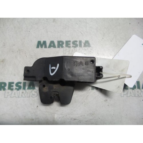 Peugeot - 206 - Tailgate lock mechanism