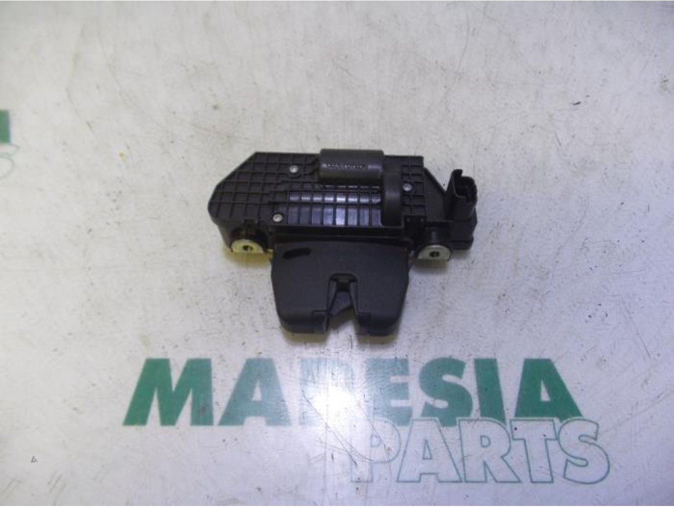 Peugeot - 208 - Tailgate lock mechanism