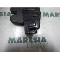 Peugeot - 207 - Tailgate lock mechanism