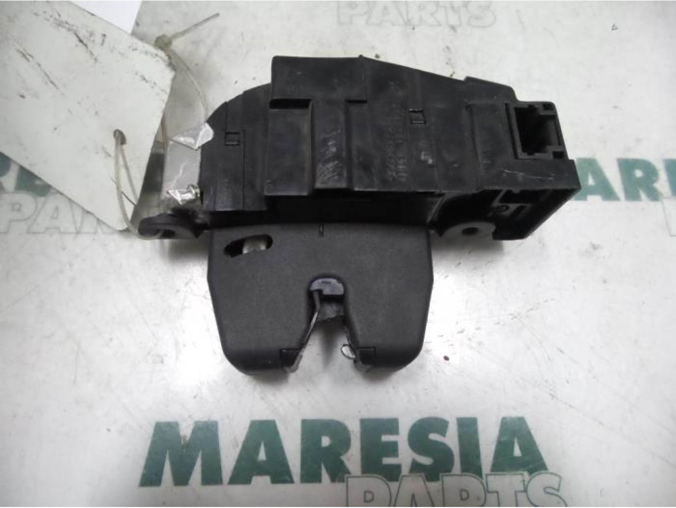 Peugeot - 207 - Tailgate lock mechanism