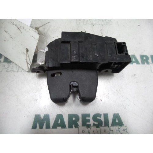 Peugeot - 207 - Tailgate lock mechanism