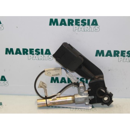 Renault - Kangoo - Seatbelt tensioner, right