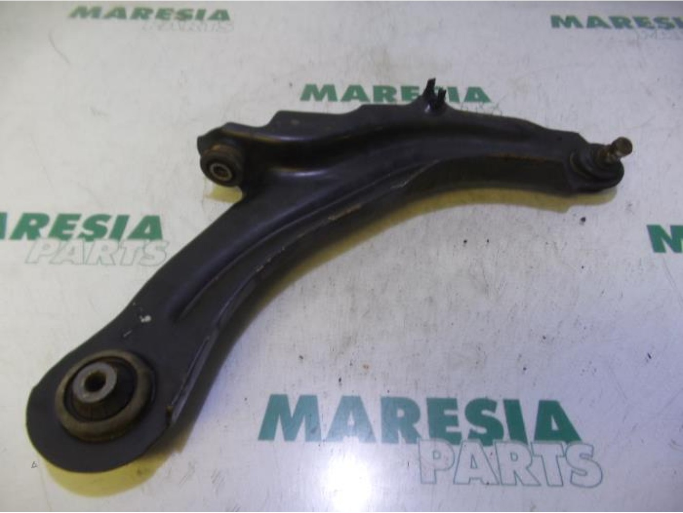 Renault - Megane - Front lower wishbone, right