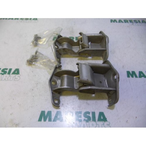 Renault - Trafic - Rear door hinge, right