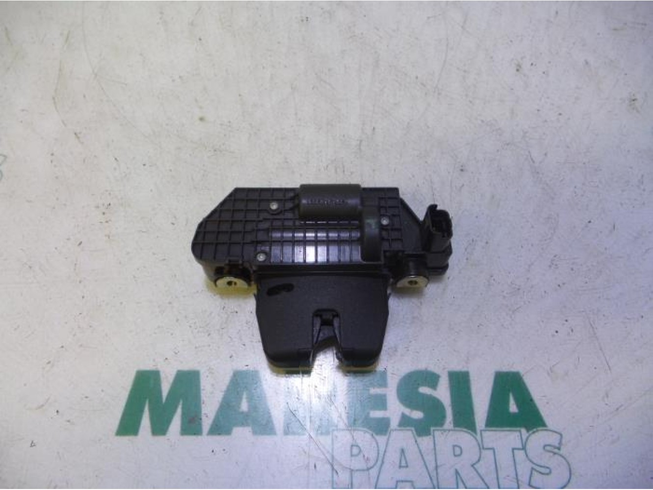 Peugeot - 208 - Tailgate lock mechanism
