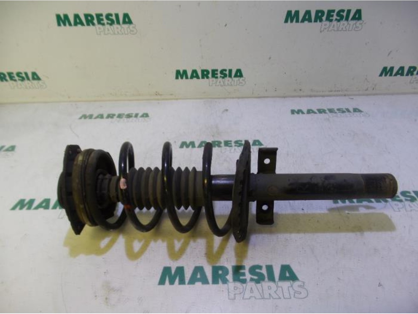 Renault - Megane - Front shock absorber rod, right