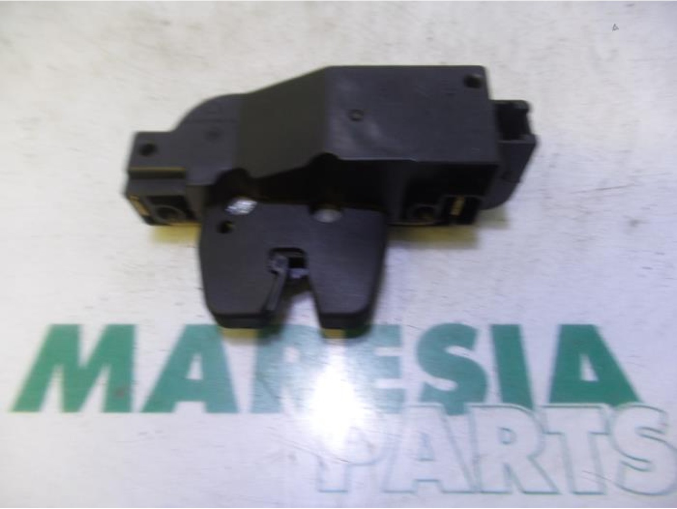 Peugeot - 206 - Tailgate lock mechanism