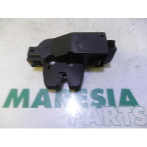 Peugeot - 206 - Tailgate lock mechanism